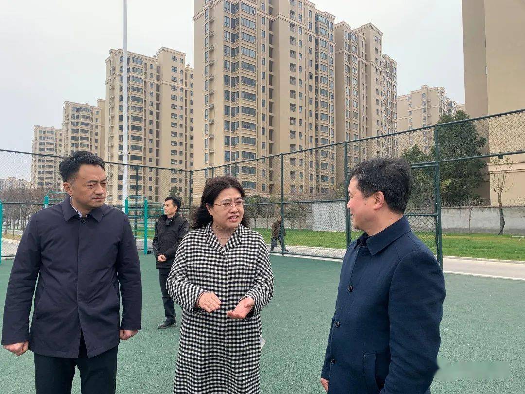 建议草案,全国人大代表,襄阳四中党委书记李静来到老河口高级中学调研