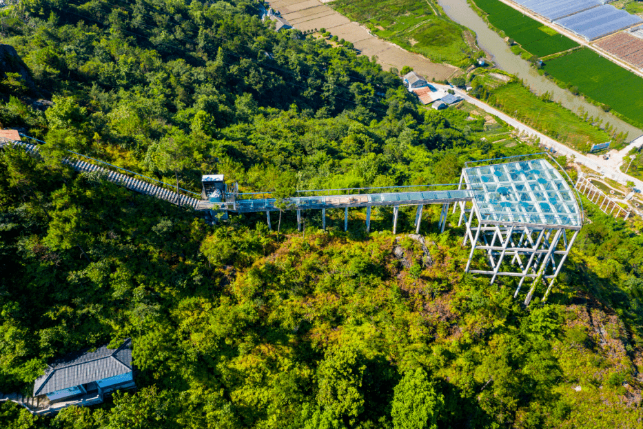 吴爱珠流石山玻璃栈道顺应山体而建,呈环形状,悬挂于半山腰,长约140