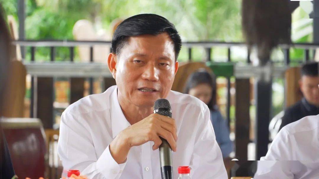 三亚田舒乐农业科技有限公司董事长韩俊杰带领参会人员参观共享农庄.