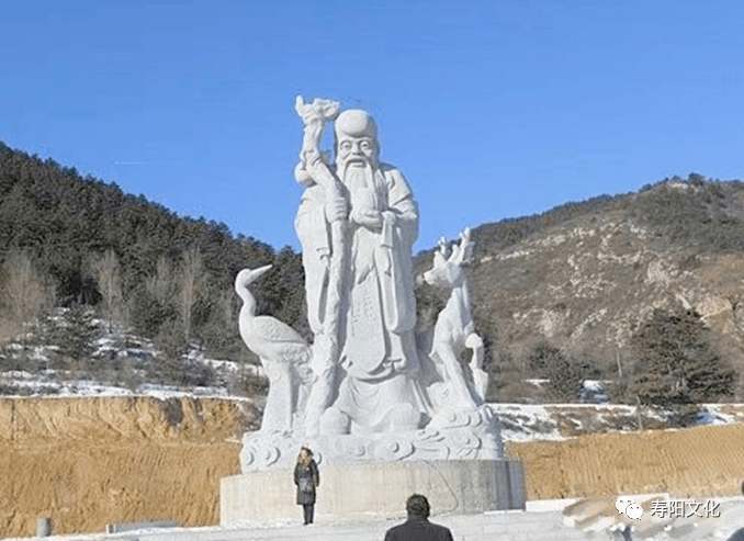 邑人熟知的有雙鳳山的五龍聖母顯靈;二郎擔山趕太陽,鞋缽裡的土倒出來