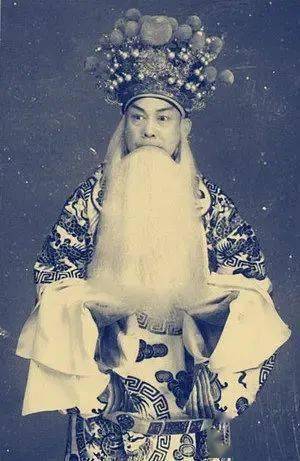 自前"三鼎甲"程长庚,余三胜,张二奎,发展到后"三鼎甲"的谭鑫培,汪桂芬