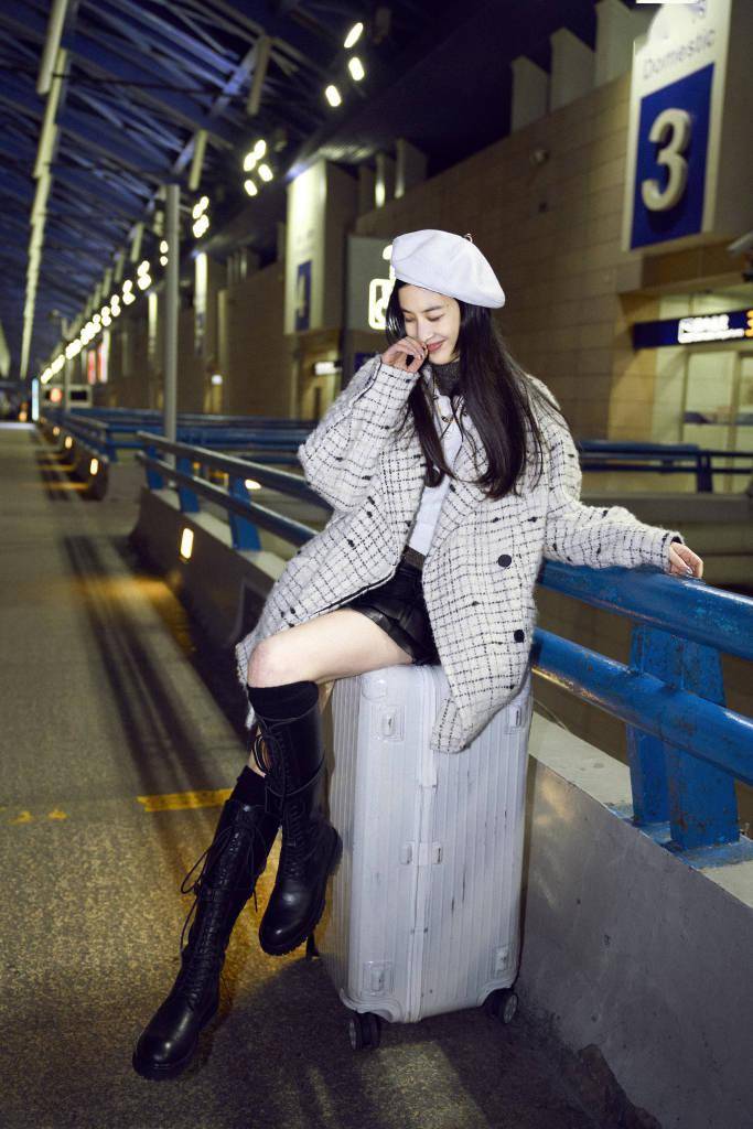 黄圣依出发巴黎时装周 黑白格外套搭配贝雷帽慵懒自在_手臂_镜头_蓓蕾