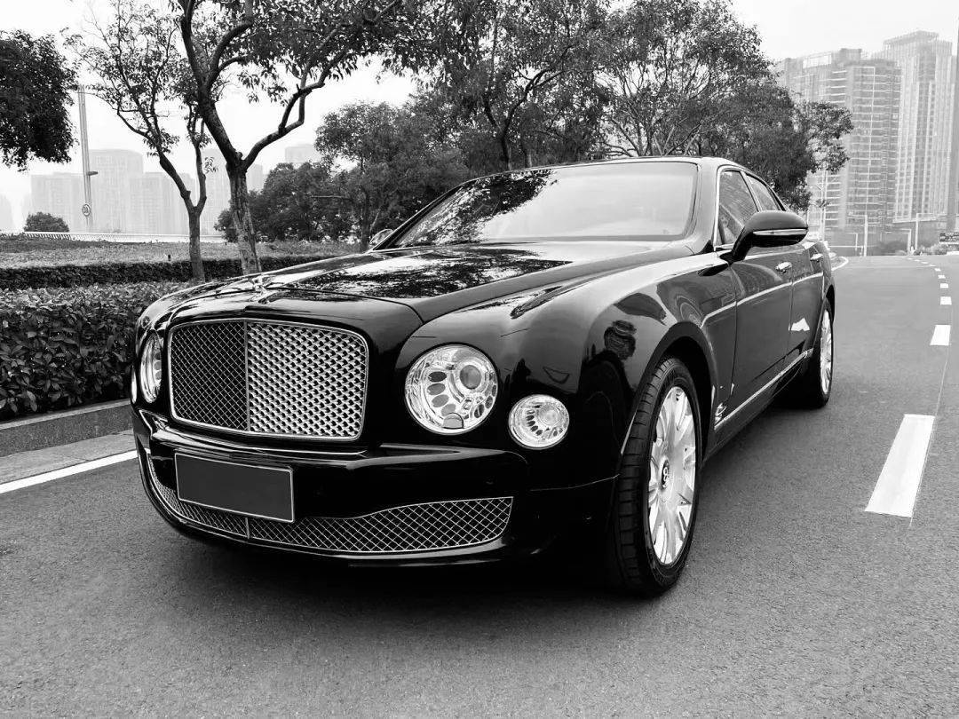 其中有一张照片,魏东站在一个黑色的15款宾利慕尚边上,大概意思是赚了