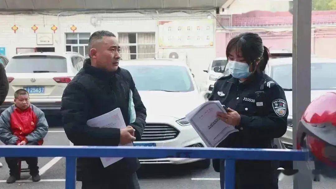 安乡交警集中为环卫、快递等行业电动车上牌