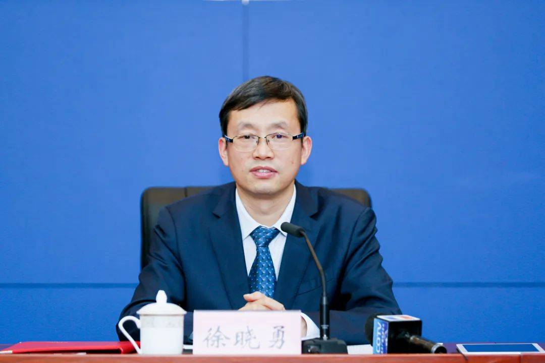 发布会上,徐晓勇回答了媒体关于大足区加快建设国际文旅名城等问题.