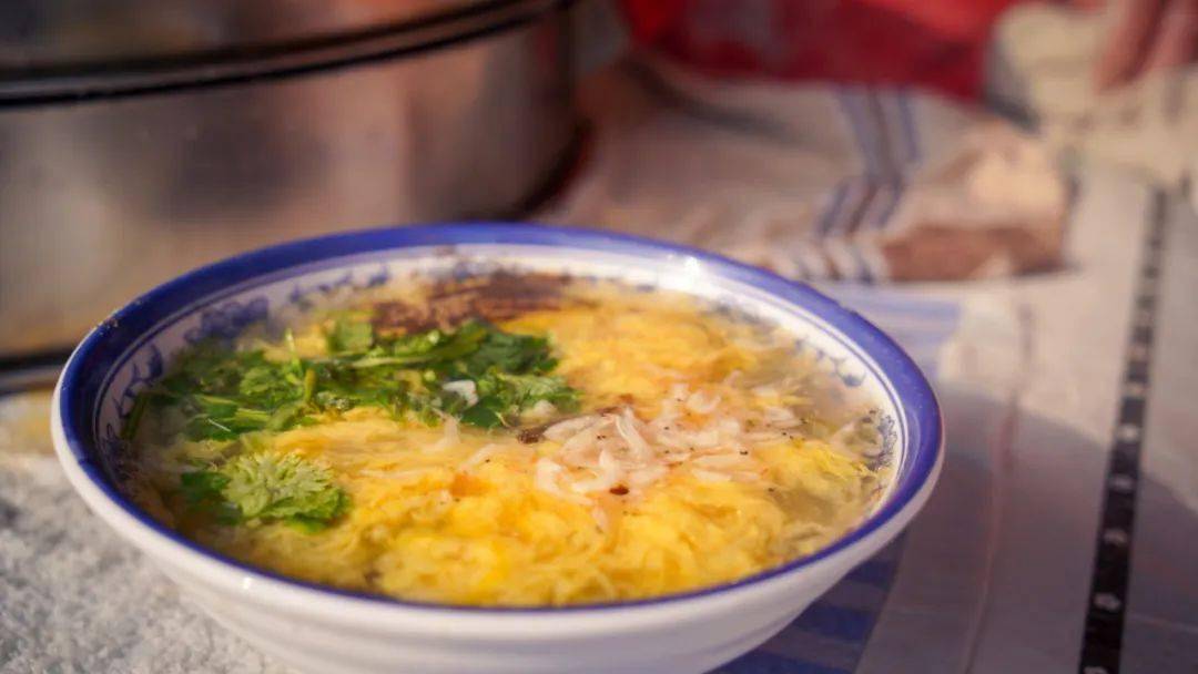 一碗热气腾腾的撒汤或许是就是对牛肉包最大的尊敬!