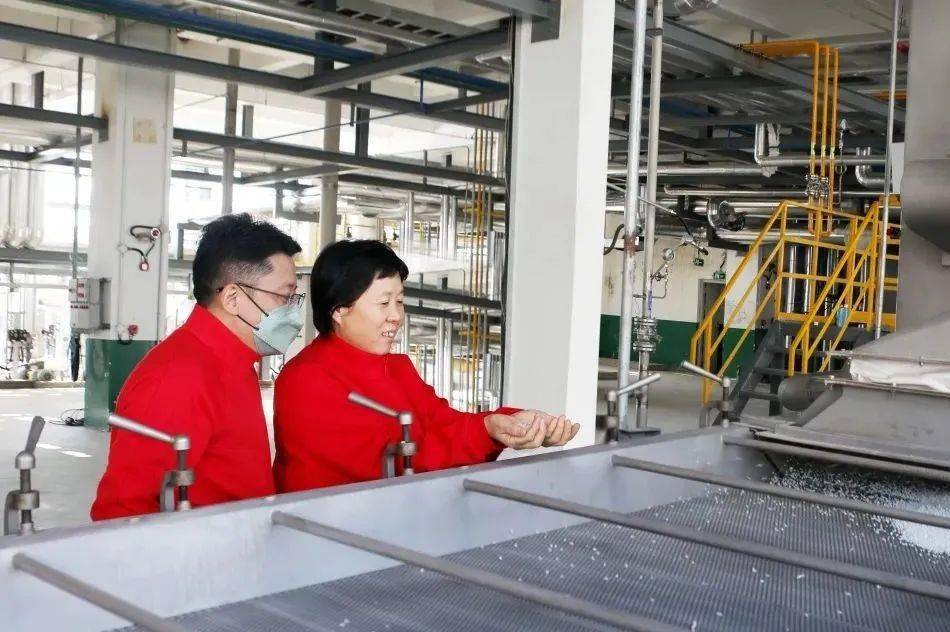 全国人大代表,华峰华锦有限公司董事长方华玉深入车间基层,了解卜品