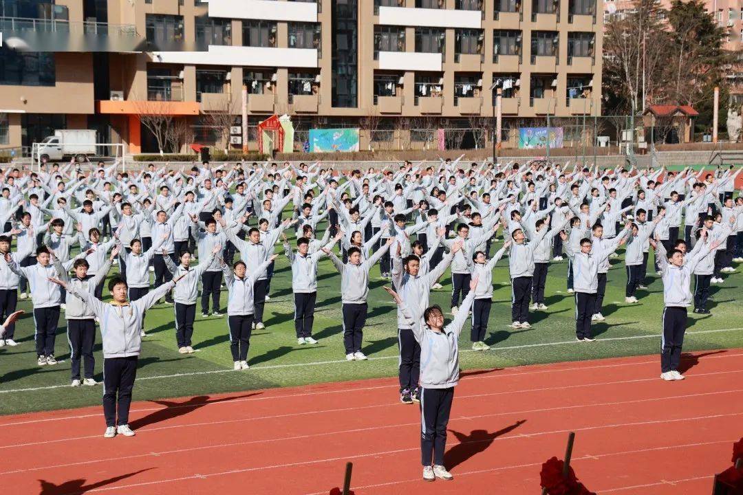 青岛这所学校的体育课"火"了!_体育运动_发展_融合