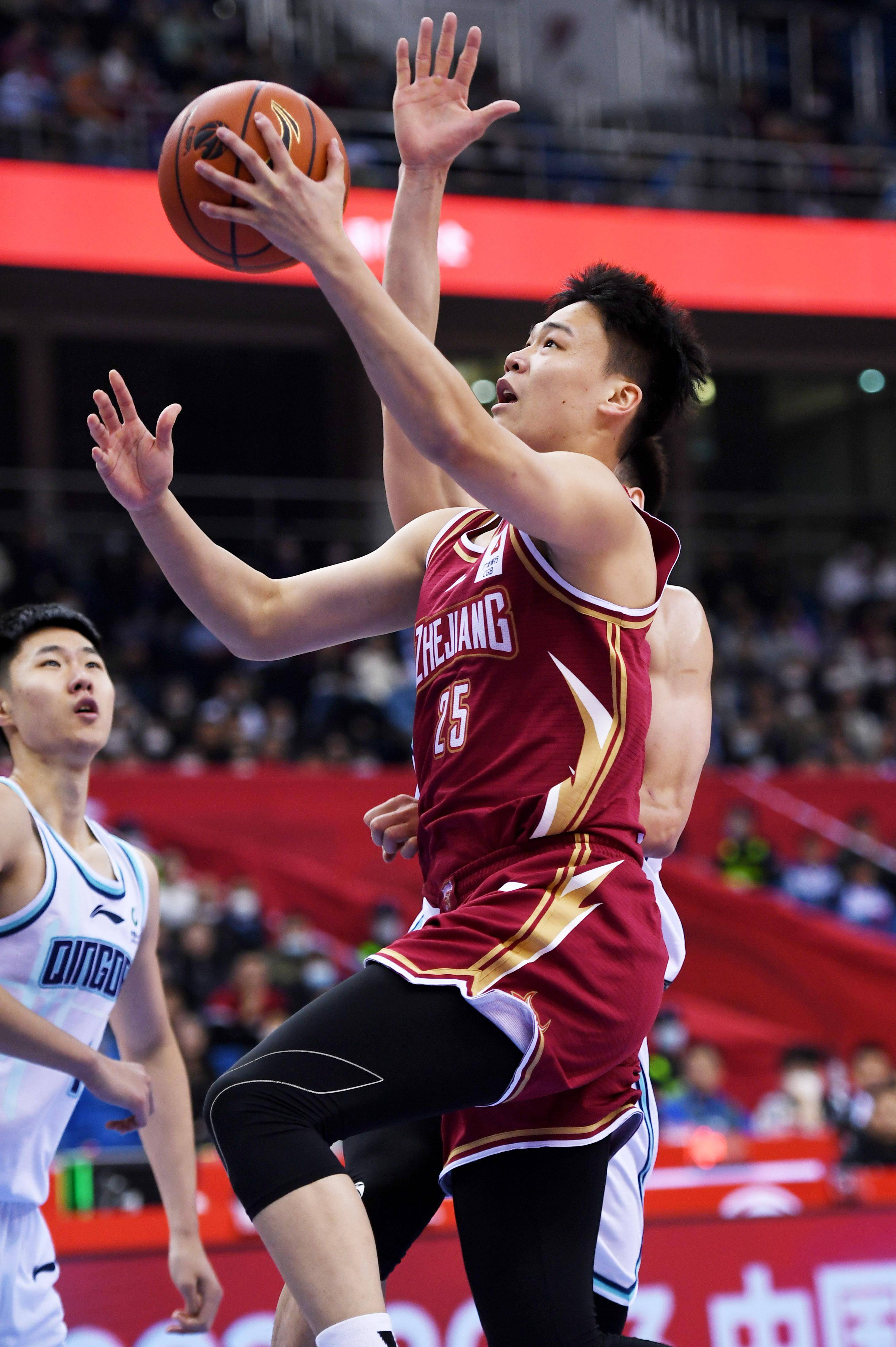 (体育)篮球——cba常规赛:青岛国信水产对阵浙江稠州金租_比赛_李紫恒