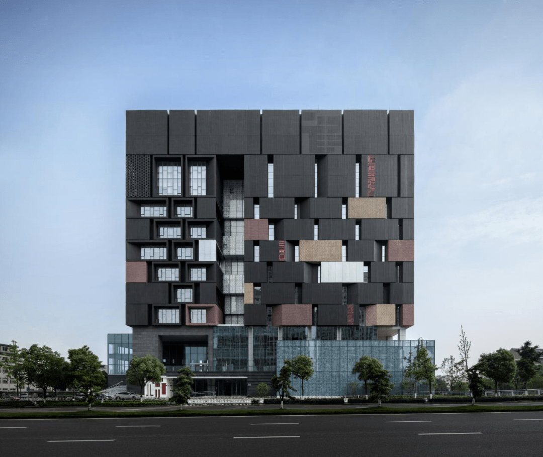 同时「砌筑」带来的厚重感充分展现出档案馆作为文化建筑应有的大气