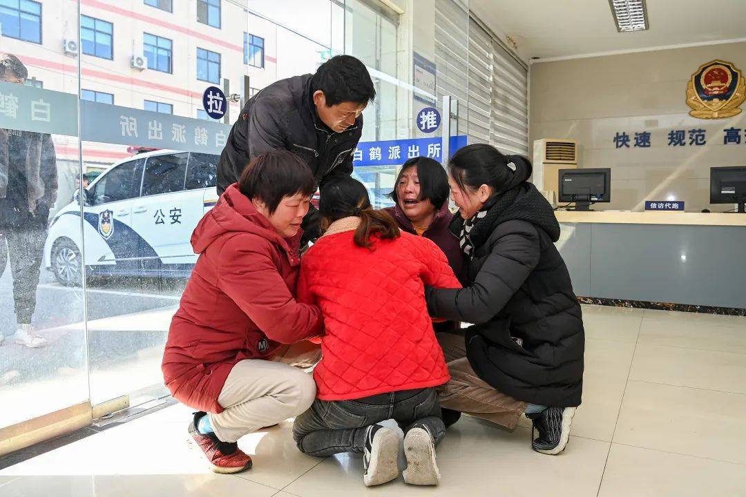 一家人抱头痛哭!视频上被人点赞,这不是失散20年的姐姐吗?