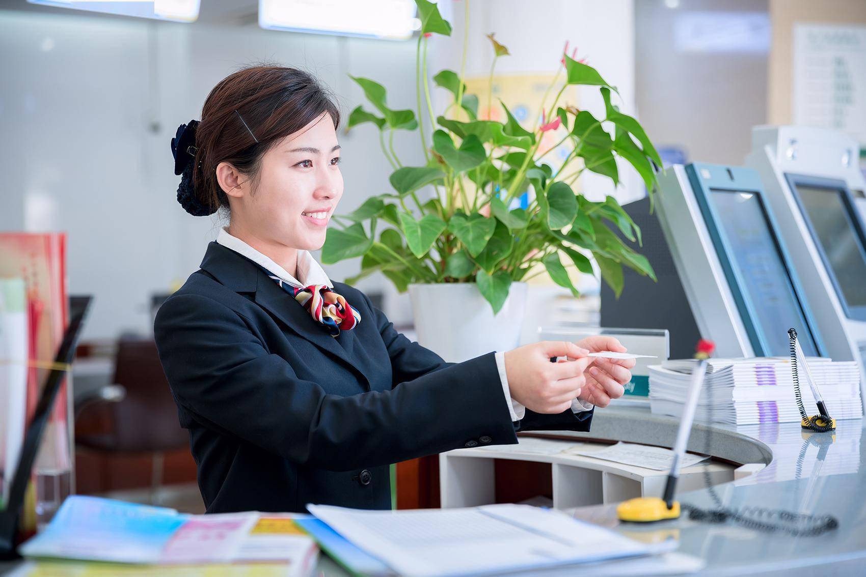 事后,银行的领导找到了陈某妻子及女儿,为业务员的言辞不当道了歉