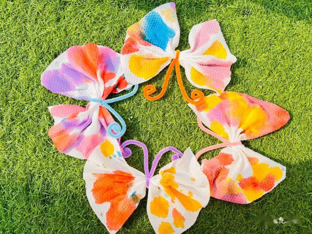 【小逗逗幼儿园】春日奇遇,渲染蝴蝶—小逗逗幼儿园自然美育课程_纸巾