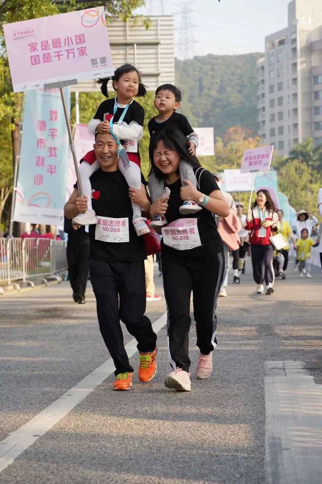 以37分50秒成绩夺得建设银行·2023深圳女子时尚"微马"冠军陈霖,李