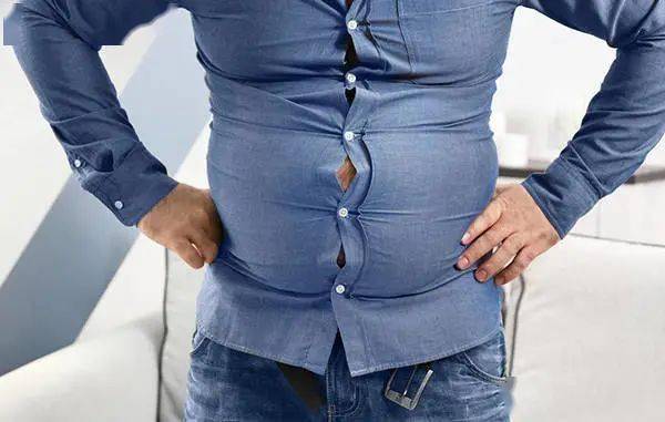 很多中年男性长时间坐着办公,身体又缺乏锻炼,很容易造成腹部脂肪囤积