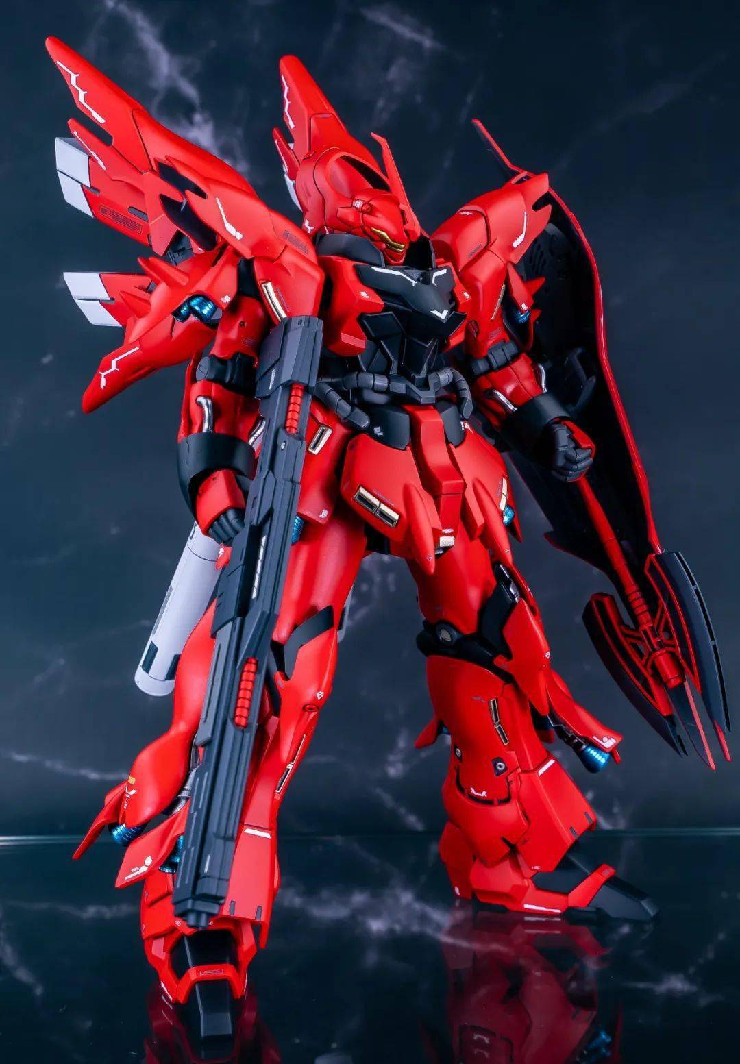 而这次的新作品中,用上了新安洲的本体,但也搭配了沙扎比的武器和盾牌