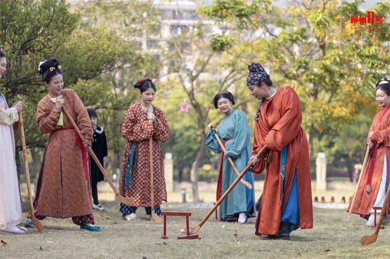 齐聚桂柳路旁的草坪上,重现捶丸,蹴鞠等我国古代体育运动场景