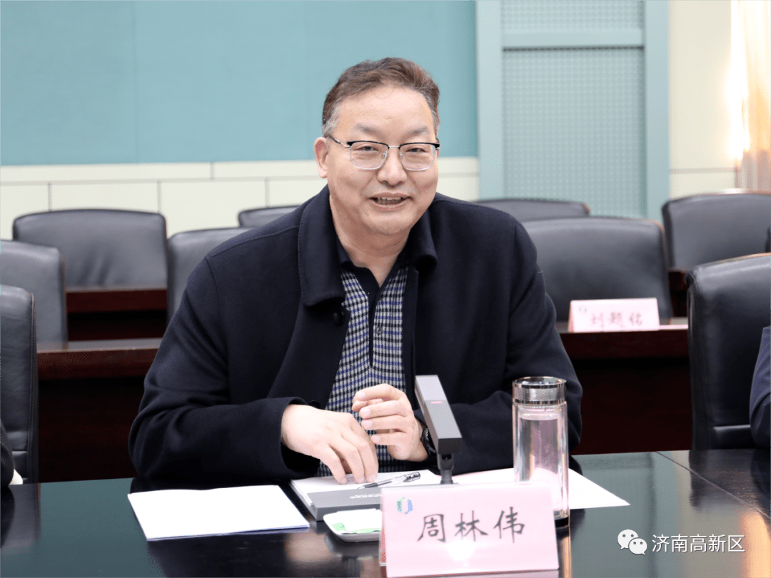 周林伟表示,保定高新区坚持"产业聚集,创新驱动,高端引领,突出特色"的