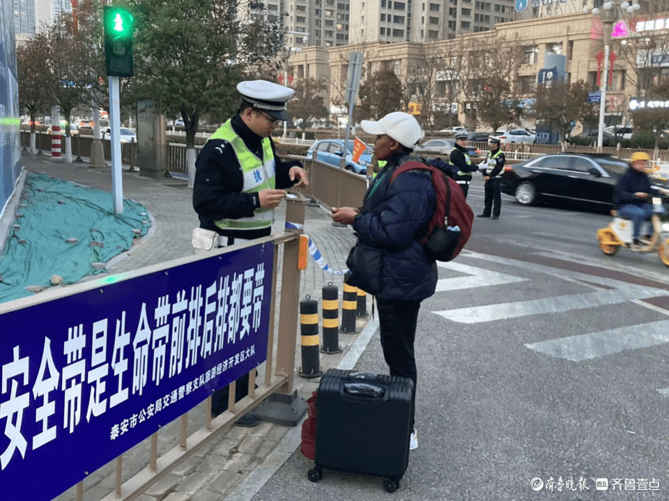 外国友人迷路，泰安交警岱岳区大队帮手打车送至车站