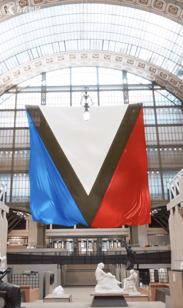 lv广告现蓝白红带v旗帜惹怒乌高官_俄罗斯_网友_国旗