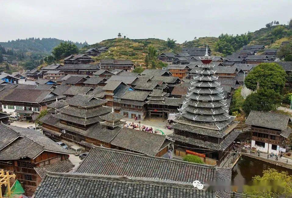 三江大侗寨景区是国家4a级景区,位于三江县城,主要景点有世界最长的
