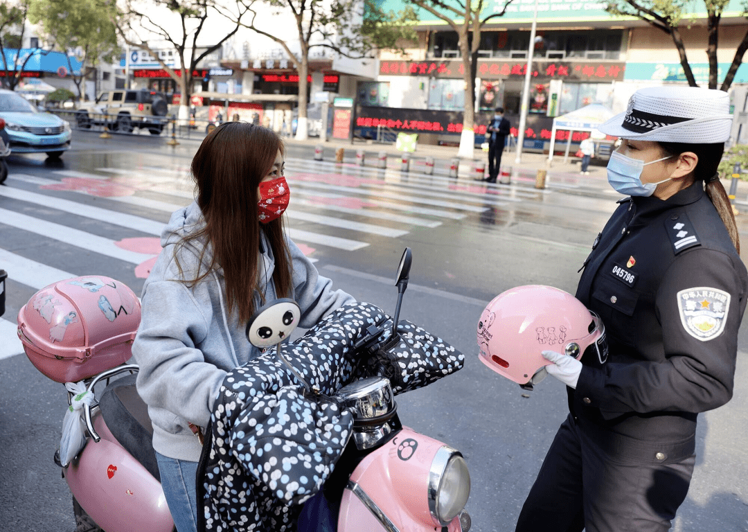 今天上午，十堰交警专门拦下女司机，原因没想到...