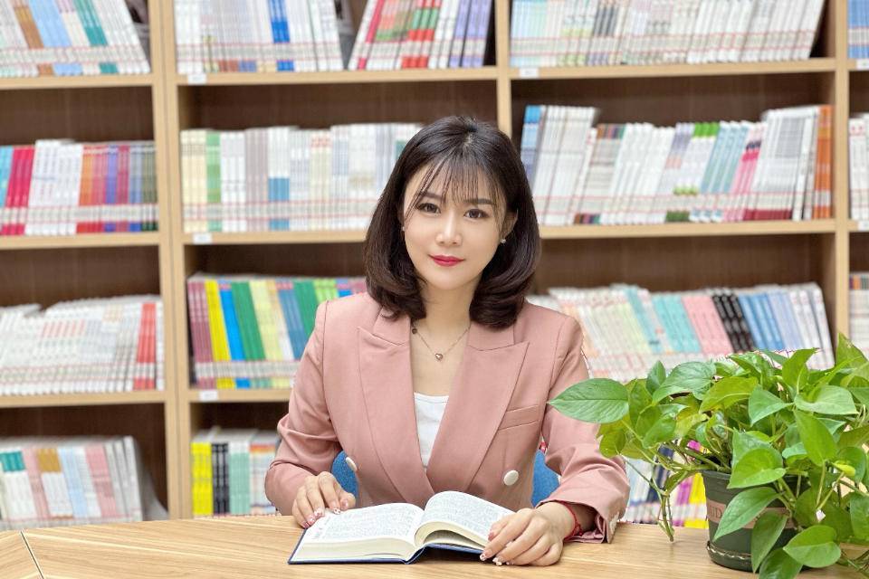 除了语文学科的教学,她还担任教导处副主任,班主任等多项工作.