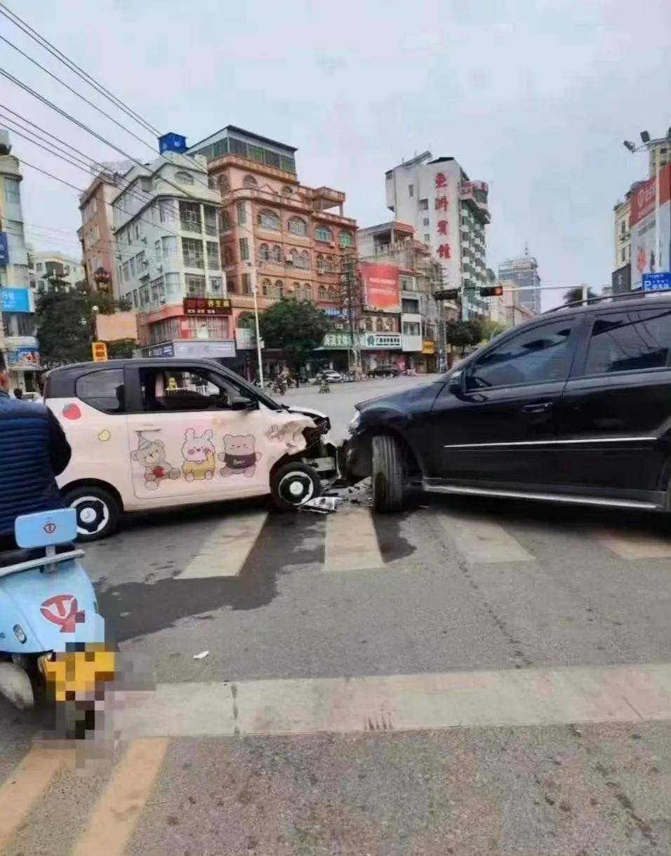 左前轮已经横了过来,显然是轮轴断了,如此一比较,五菱宏光mini算得上