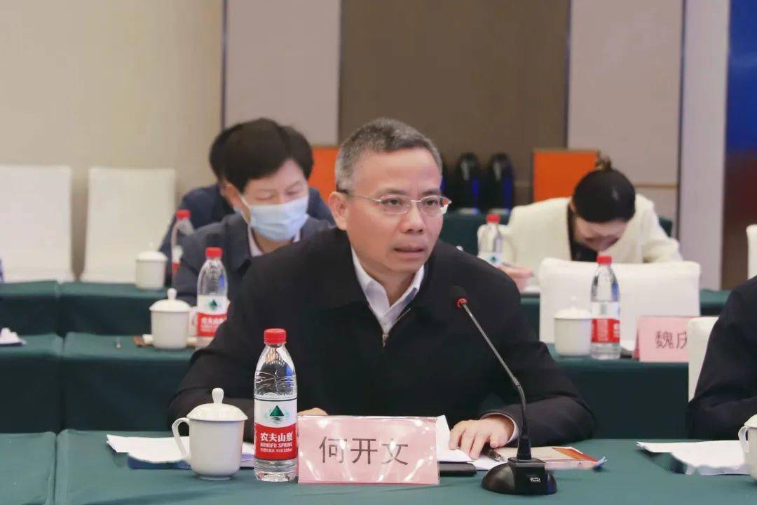 省生态环境厅党组书记,厅长何开文主持会议并讲话.