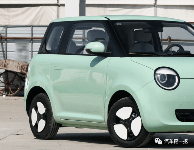 有种保时捷或者甲壳虫的感觉,同时的话整车的车身,比五菱宏光miniev