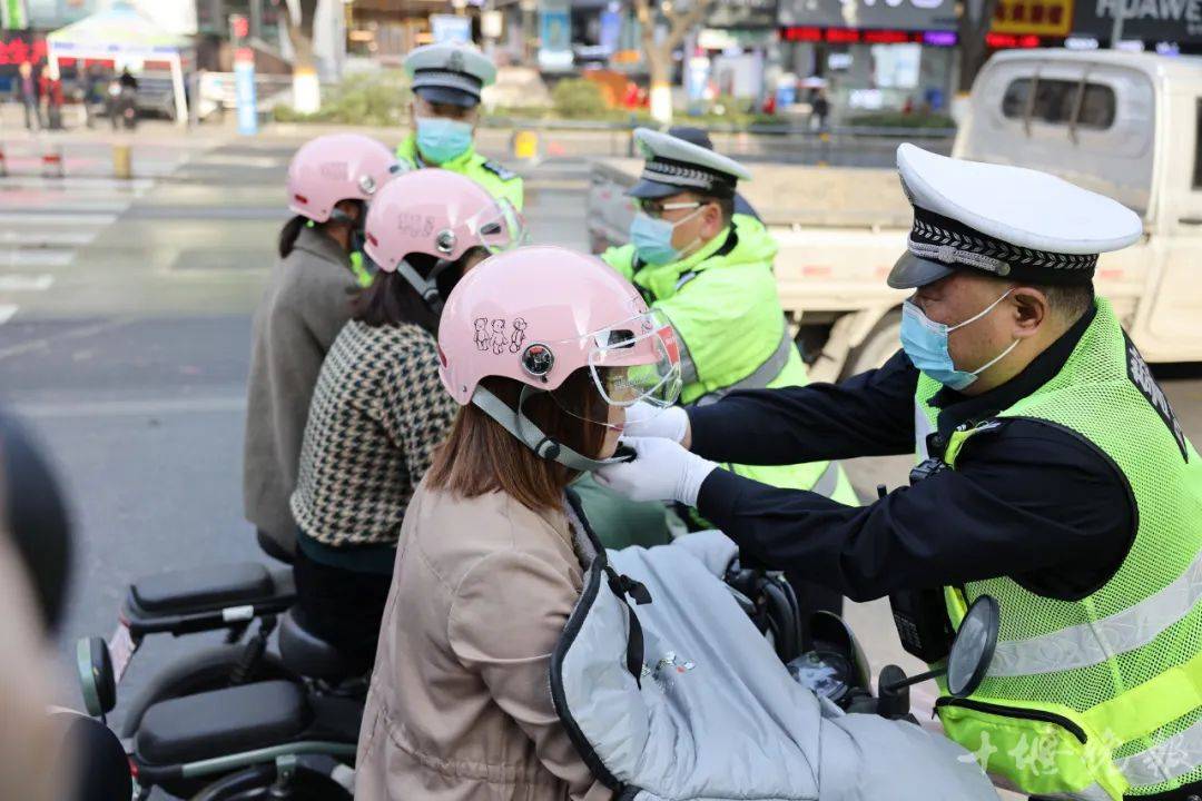 今天上午，十堰交警专门拦下女司机，原因没想到...