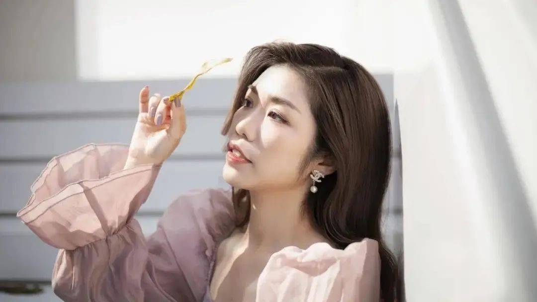 今年妇女节,我只想聊她俩_梁笑笑_女性_视频