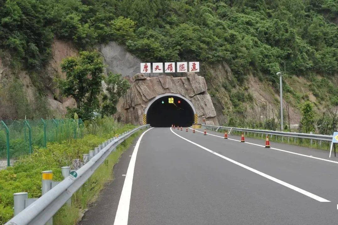 轨道交通4号线二期全国"安康杯"竞赛优胜班组郑万铁路小三峡隧道亚