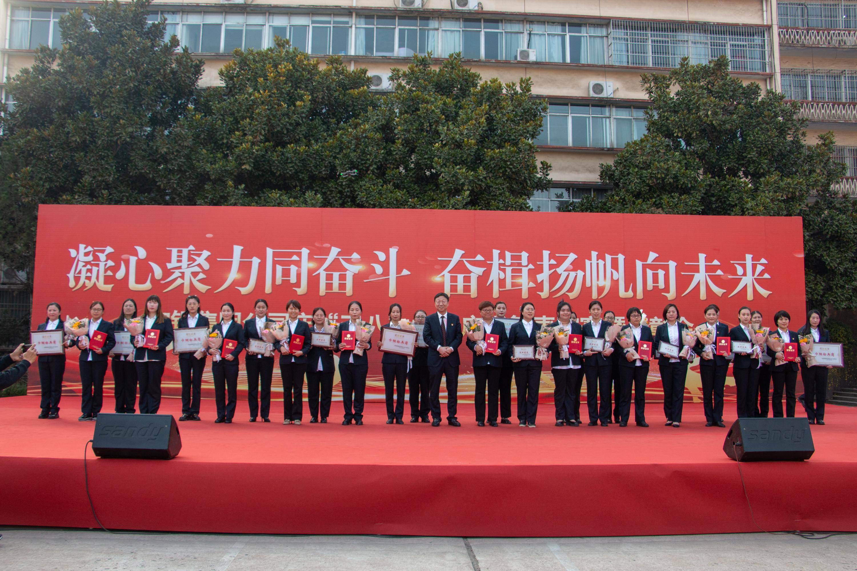 安阳市红庙街小学教育集团在紫薇校区举办"女神驾到,欢乐无限"庆祝"