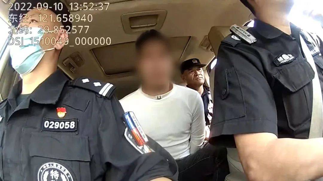 女子去派出所送锦旗,刚进门就被一把铐住_李某_浙江省_嫌疑人