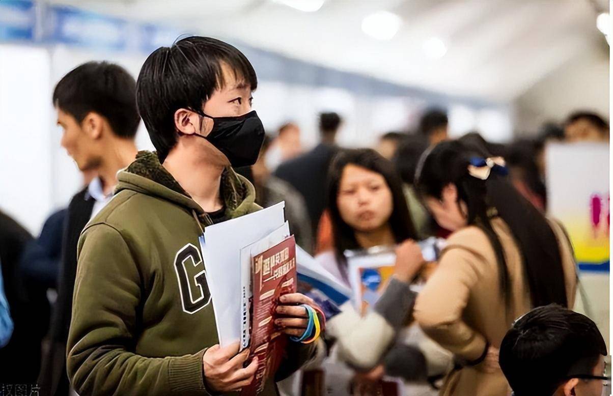 "大学生找工作无门怒撕毕业证,学历惹人争议_院校_同学_时候