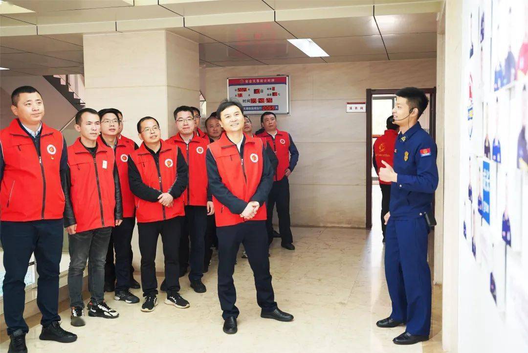 市消防救援支队政治部主任姜勇,西湖区消防救援大队大队长杨阳,教导员