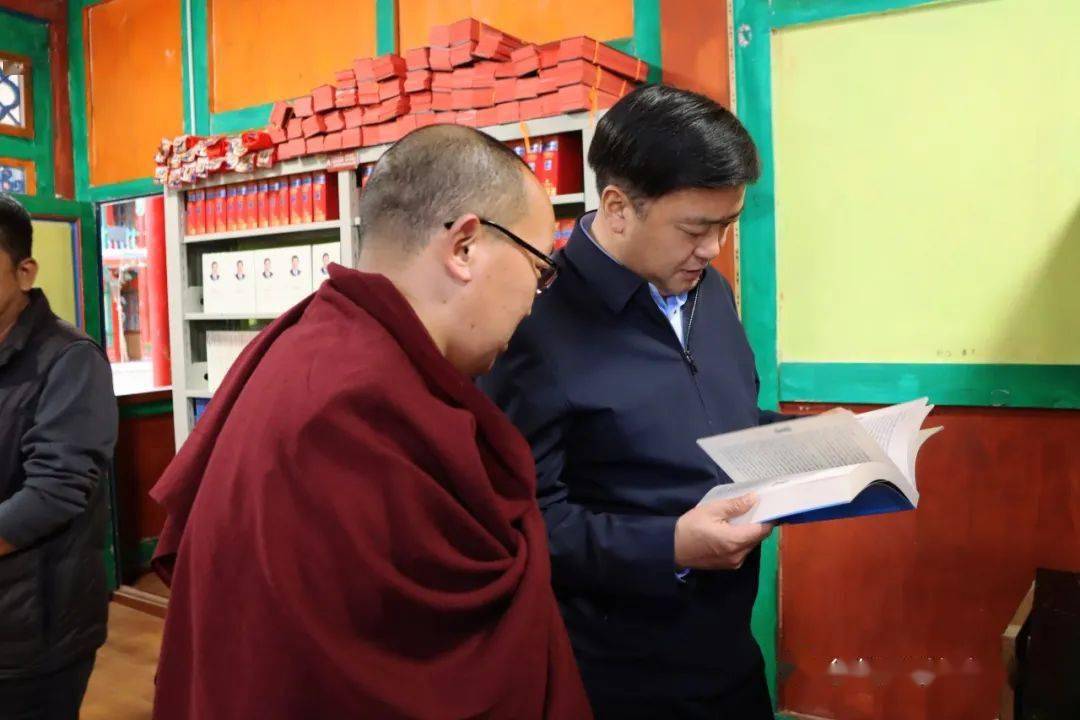 马国忠强调,要坚持党对藏传佛教工作的领导,依法规范寺庙,僧尼,宗教