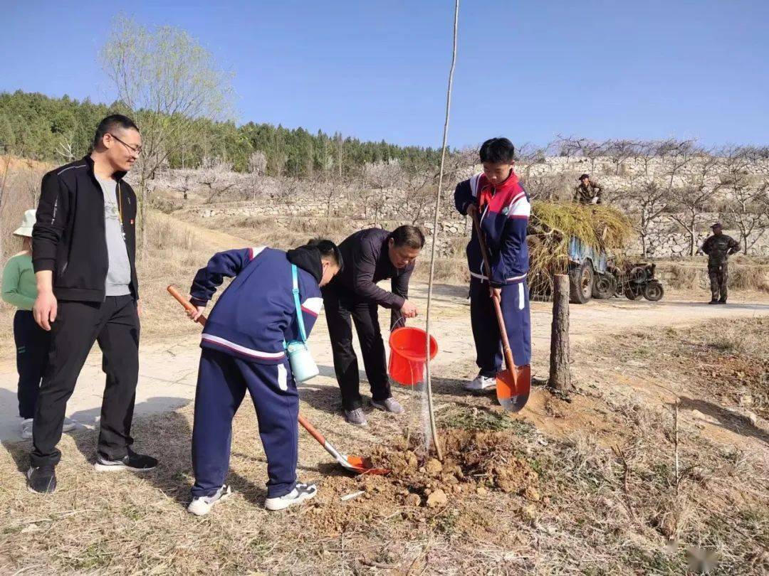 萧县城南初级中学"弘扬雷锋精神 爱护绿色家园 争做新时代好少年 "