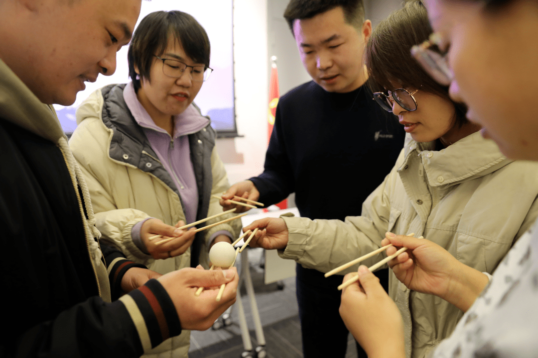 刘传伟对青年干部们展示出的青春朝气表示肯定和赞赏.