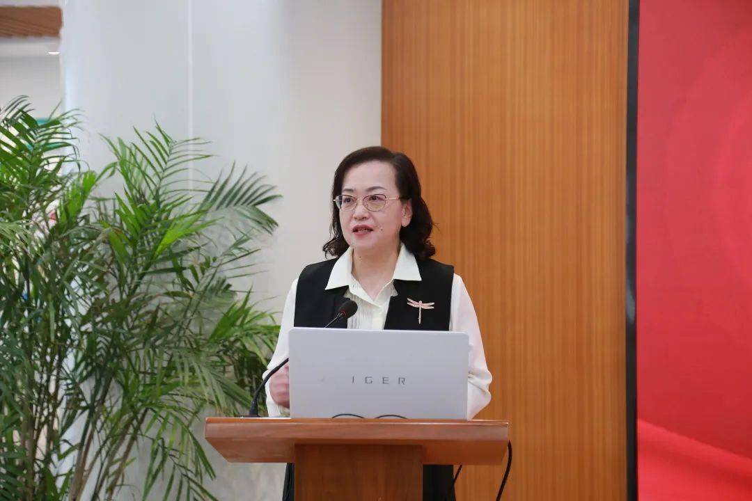 黄浦区体育局副局长潘敏虹主持本场活动,并结合黄浦区社区体育发展