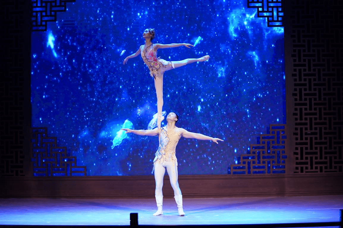 由广州市杂技艺术剧院的肩上芭蕾传承人李梦楠,龙云侠表演的肩上芭蕾