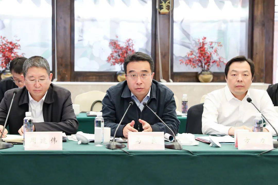 马良代表无锡市政府向唐晓东一行的到来表示欢迎,感谢苏州市各级领导