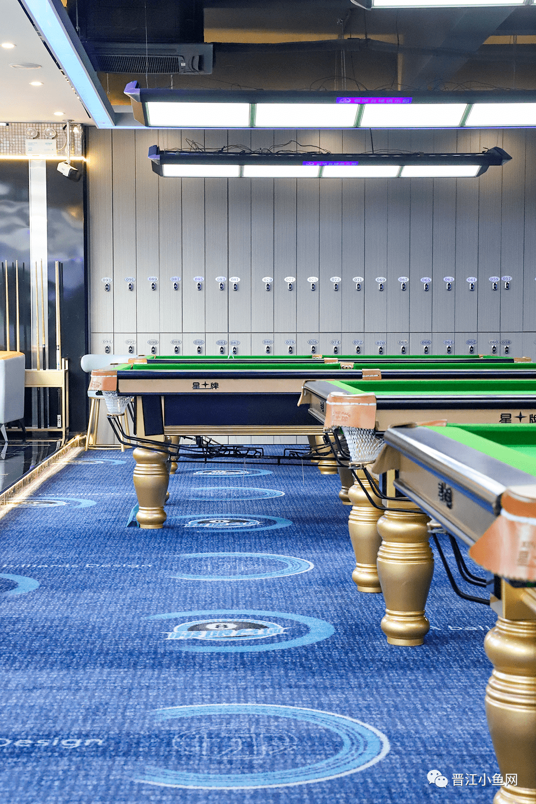 地摊覆盖整个地面整个台球室采用专业灯光这里明亮整洁的环境简直让