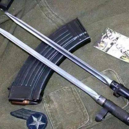 是指匕首,三棱刀,弹簧刀(跳刀)及其他相类似的单刃,双刃,三棱尖刀