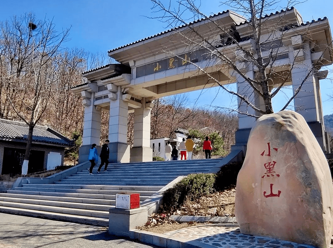 小黑山森林公园堪称"天然氧吧"虽然没有大黑山更加巍峨但是小黑山空气