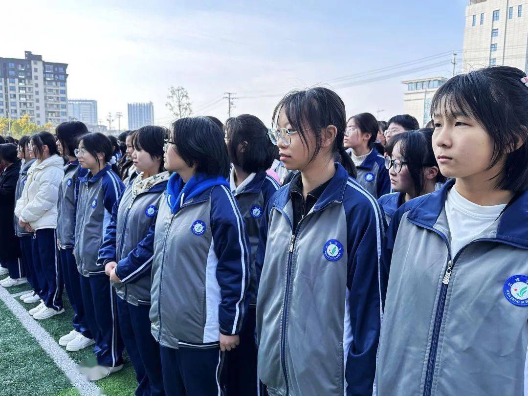 拥抱春天,守护健康—文峰高中部举行国旗班交接仪式暨升旗仪式_校园