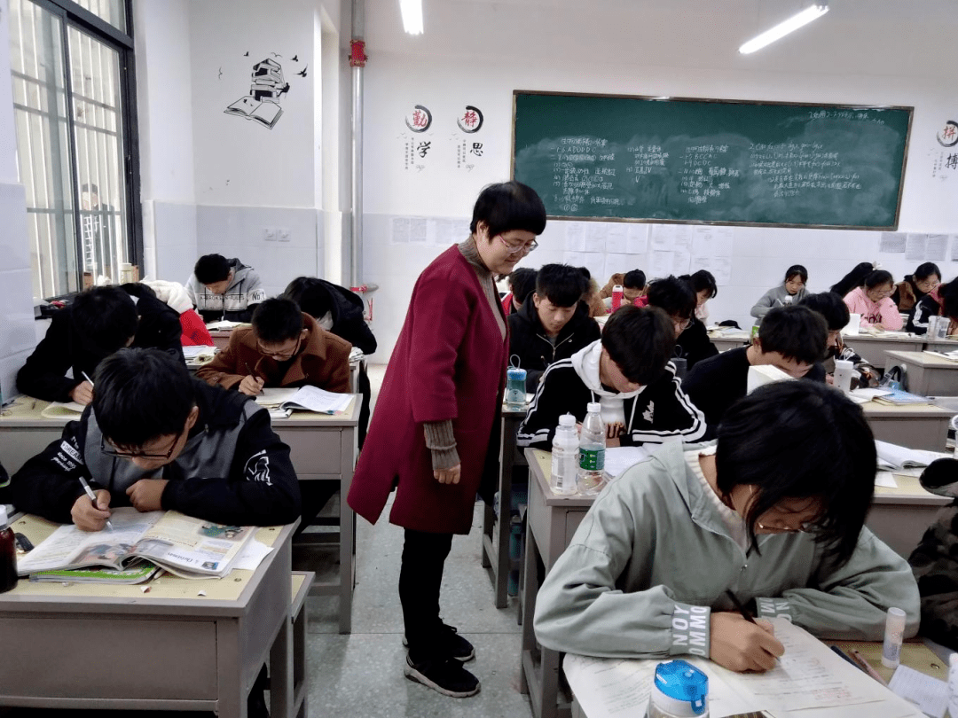 讴歌对邓州教育默默无闻,无私奉献的优秀教师;弘扬哪些被学生和家长