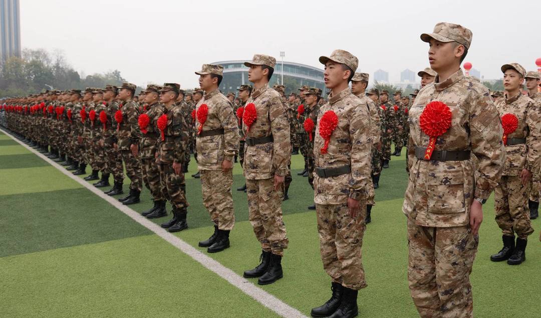 四川省大学生入伍出征仪式举行 强军兴国担大任_汇报_活动_新兵入伍