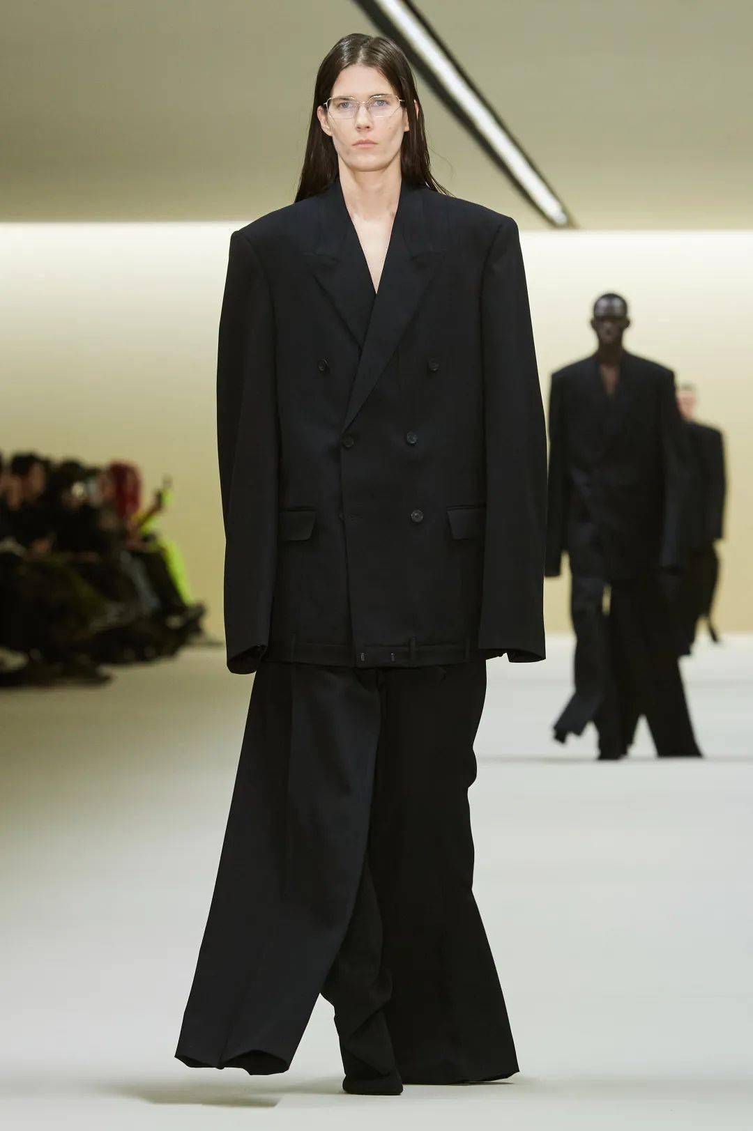 何为服装本质？Balenciaga 巴黎世家2023秋冬发布秀！_手机搜狐网